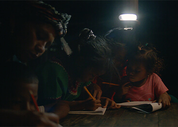 Niños estudiando de noche con Waterlight
